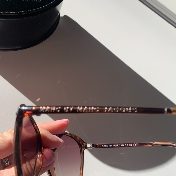 Marc Jacob’s MMJ 174/S 59 14 sunglasses with case main image 4